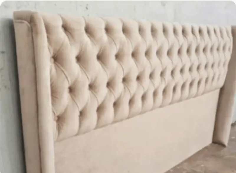 Respaldo de cama tapizado en terciopelo beige - Tapicería Rosario